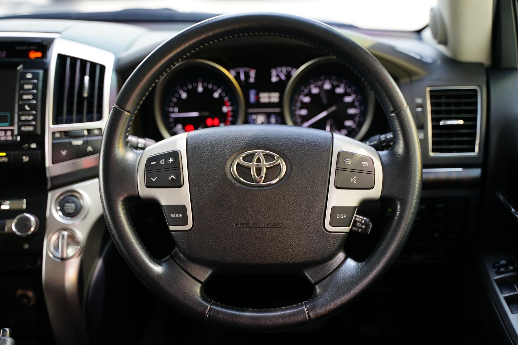 Toyota Land Cruiser 4.5 200 VX 4WD SUV ปี2012