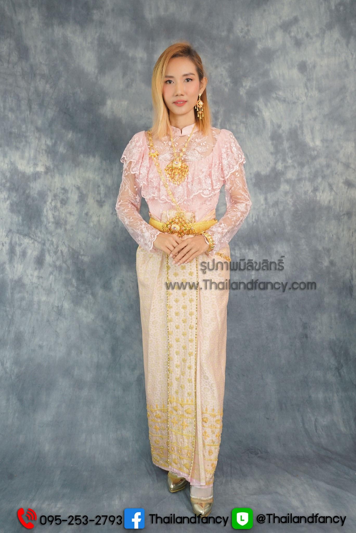 ชุดไทยย้อนยุค ชุดไทยร่วมสมัย ชุดไทยประยุกต์ ชุดไทยรัขกาลที่5 ชุดไทยเสื้อลูกไม้สีชมพูจับคู่ผ้าถุงสำเร็จผ้าไหมลายไทยสีโอรส