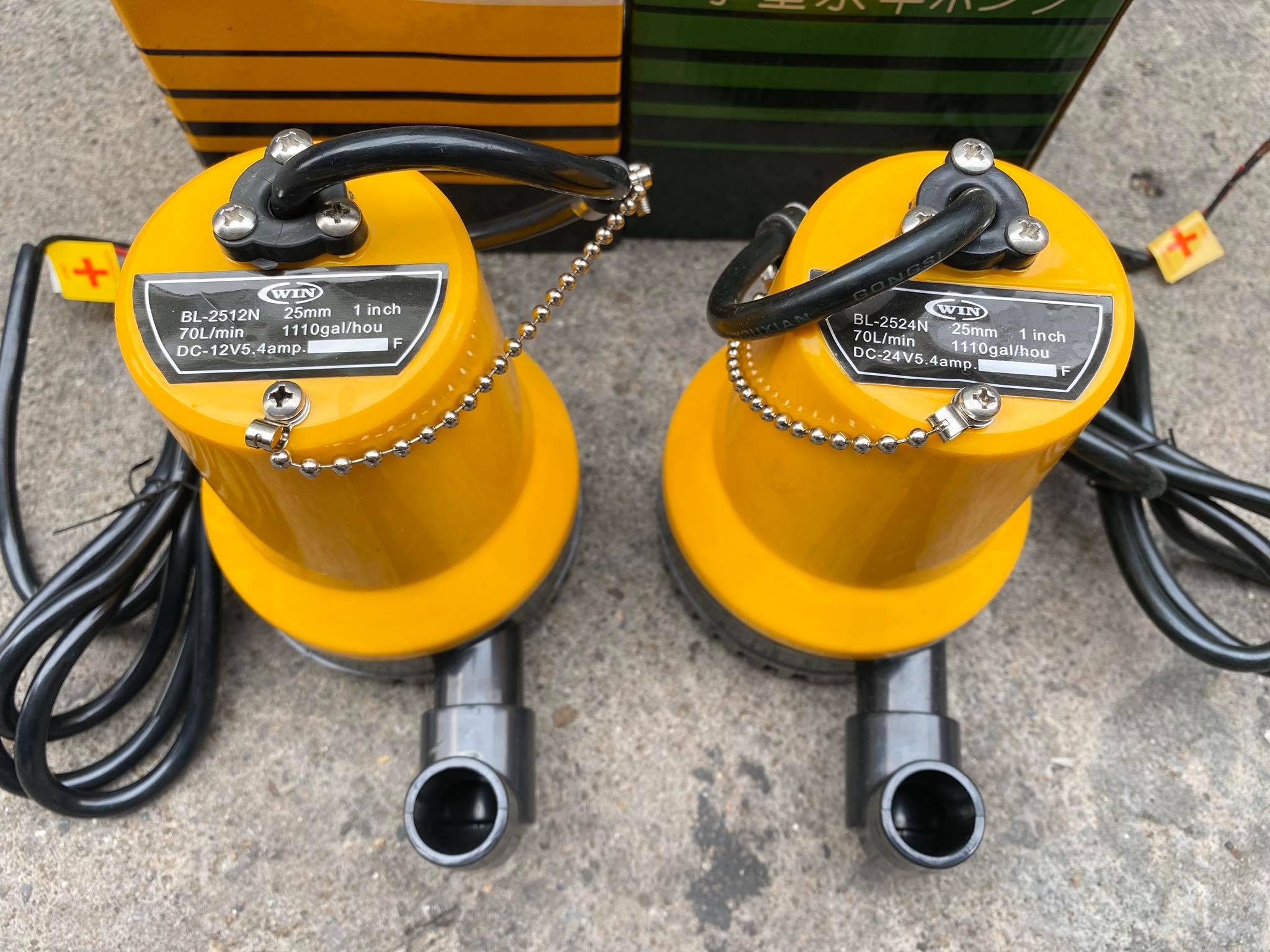 ไดโว่ ตัวเล็ก ตัวเหลืองใช้แบตเตอรี่ มี 12V และ 24V ยี่ห้อ Win ท่อ 1 นิ้ว