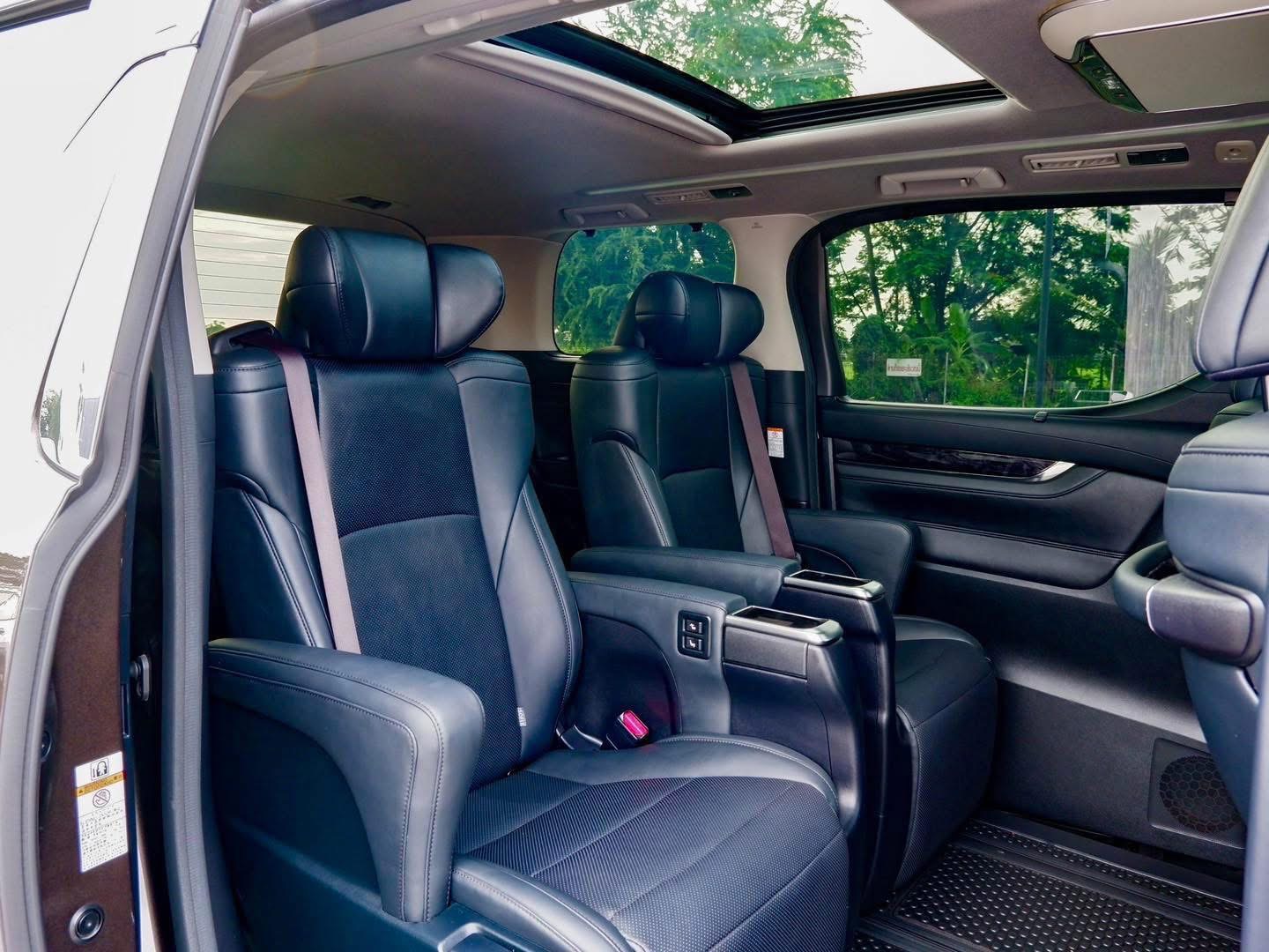 Toyota Alphard 2.5 SC Package จดทะเบียนปี 2021
