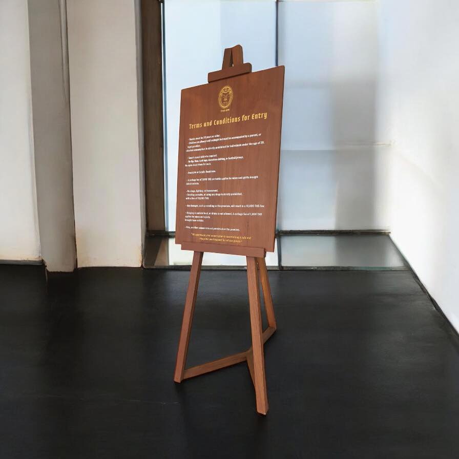 ป้ายไม้สัก พร้อมขาตั้งแบบแฉก – แข็งแรง ไม่ล้มง่าย