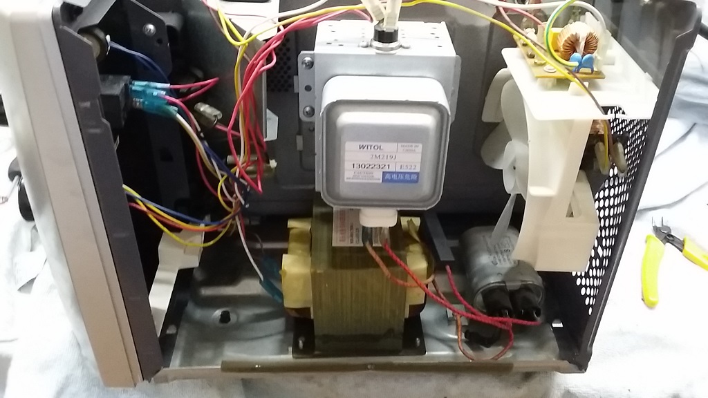 ซ่อมไมโครเวฟ ยี่ห้อ Electrolux รุ่น EMS2347S อาการเปิดไม่ติด