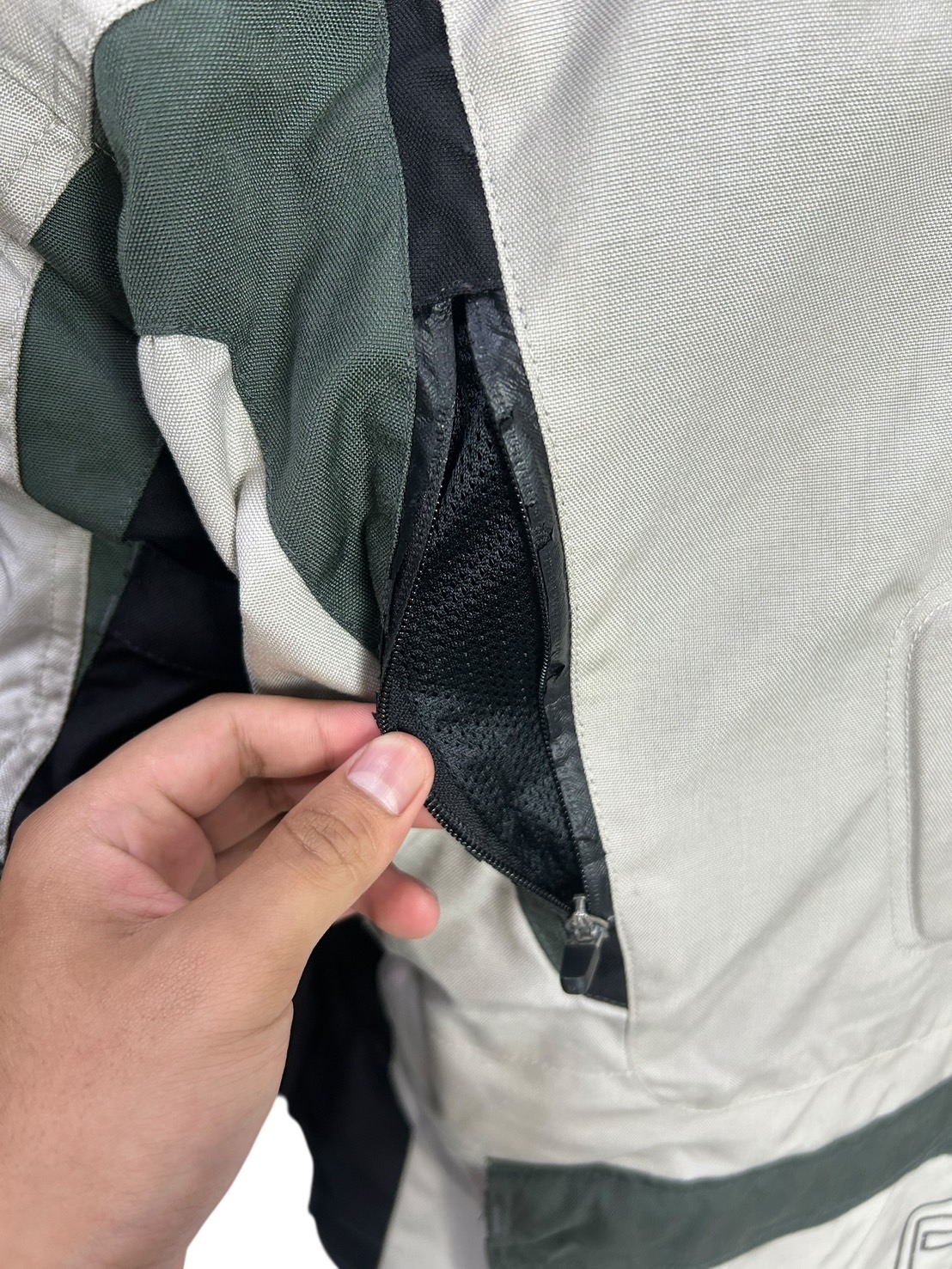 เสื้อขี่มอเตอร์ไซด์( มือสอง) RCTA 779 อก 52" ยาว 30 (XL) **VANUCCI**