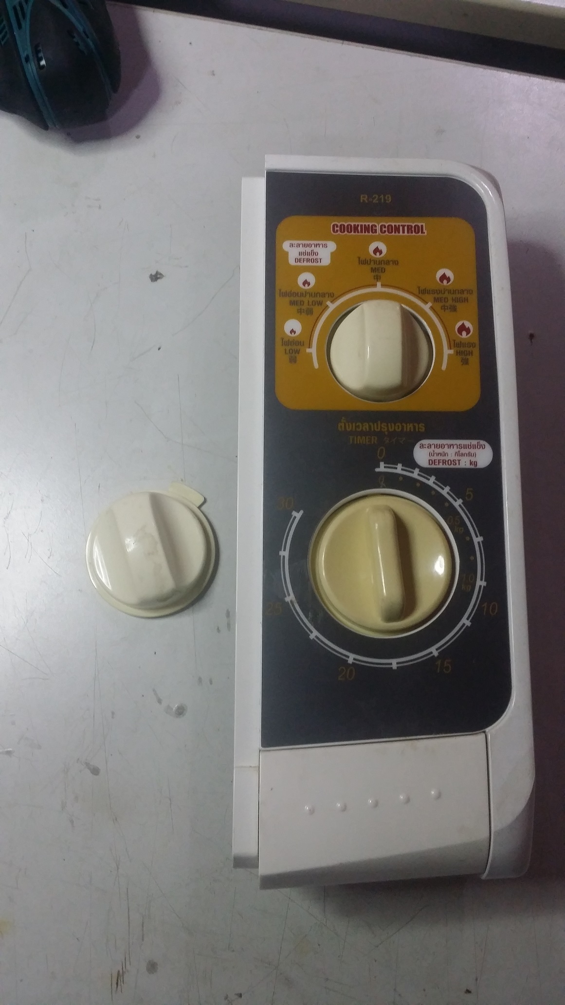 ซ่อมไมโครเวฟ ยี่ห้อ SHARP รุ่น R-219 ปุ่มลูกบิดแตกทำให้ตั้งเวลาไม่ได้