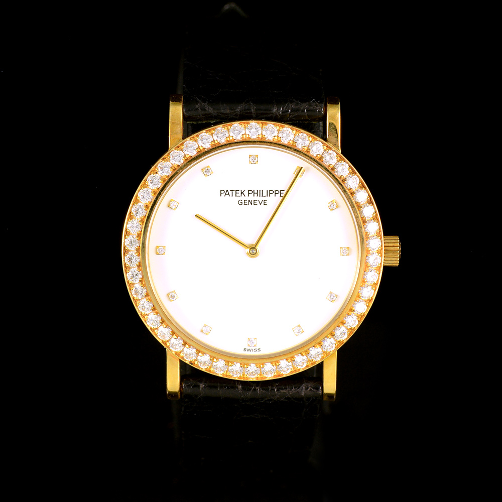 Patek Philippe Calatrava Ref.5006 หน้าปัดสีขาว หลักชั่วโมงเพรชเล็กแท้ ขอบเพชรแท้ ตัวเรือนทองคำ18K สายหนังแท้ หัวเข็มขัดแท้ ไขลาน ขนาด 33.5 mm