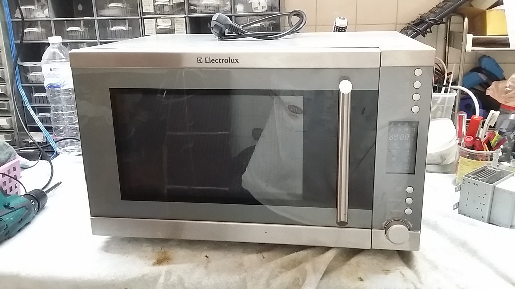 ซ่อมไมโครเวฟ ยี่ห้อ Electrolux รุ่น EMS3027X อาการเครื่องทำงานบ้างไม่ทำบ้าง