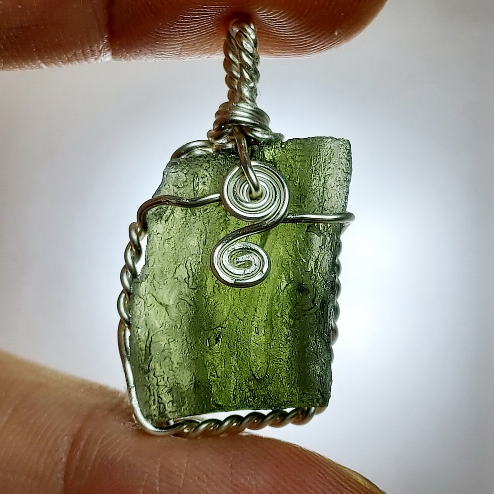 จี้โมลดาไวท์ (Moldavite) 3.7กรัม ขนาดจี้ 3.3x1.8ซม.หนา 0.8ซม. รับประกันของแท้ 100%
