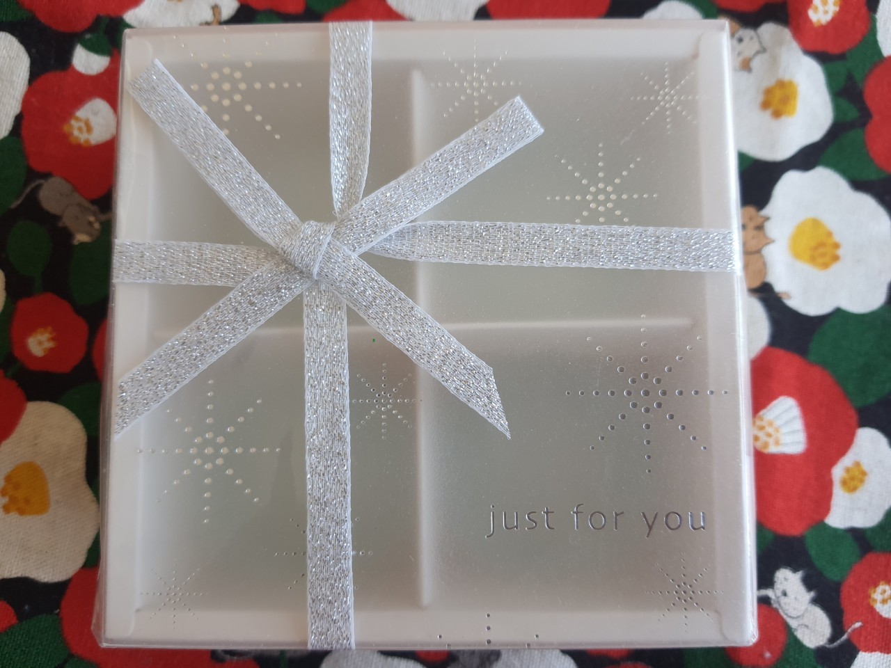 Truffle box กล่องใส่ของชวัญ / กล่องใส่เครื่องประดับ (ญี่ปุ่น) Size : 100 x 100 x 40 mm MADE IN JAPAN