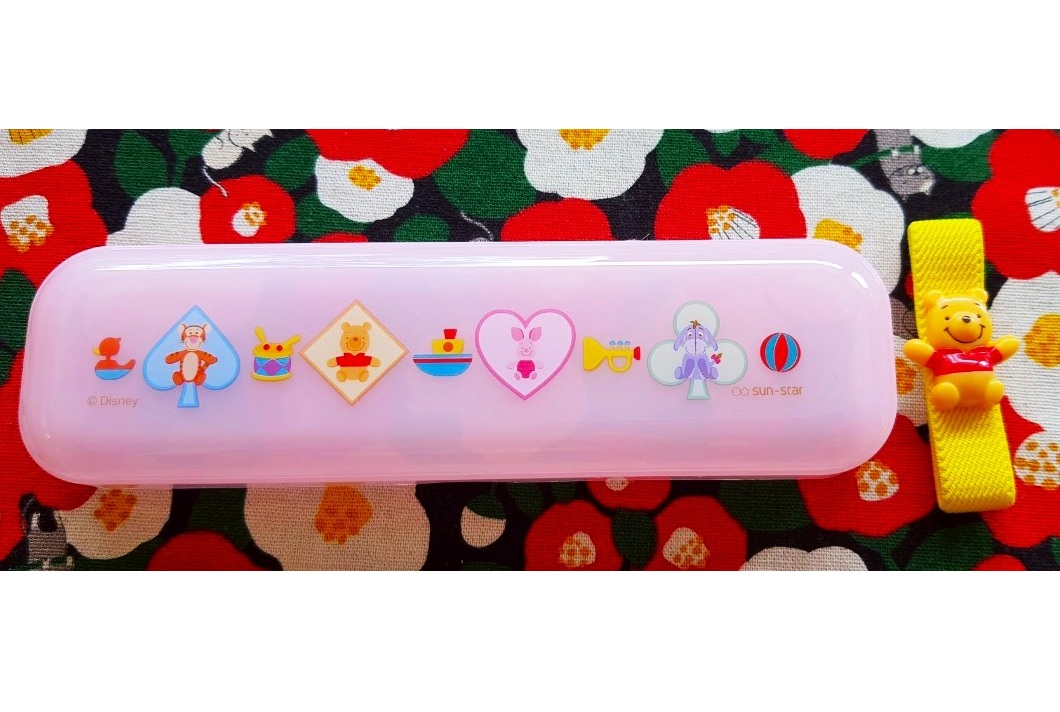 กล่องเก็บ ช้อน ส้อม หมีพูห์ ของแท้จากญี่ปุ่น พร้อมสายรัดกล่อง Size : 17 cm MADE IN JAPAN Disney Winnie The Pooh Sppon Frok case sun-star