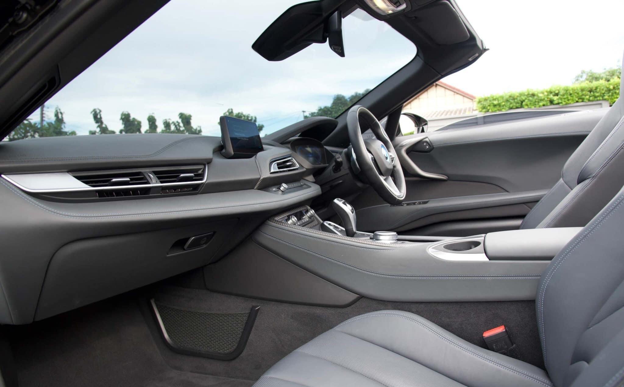 BMW i8 Roadster หลังคาผ้า Soft Top ปี 2020