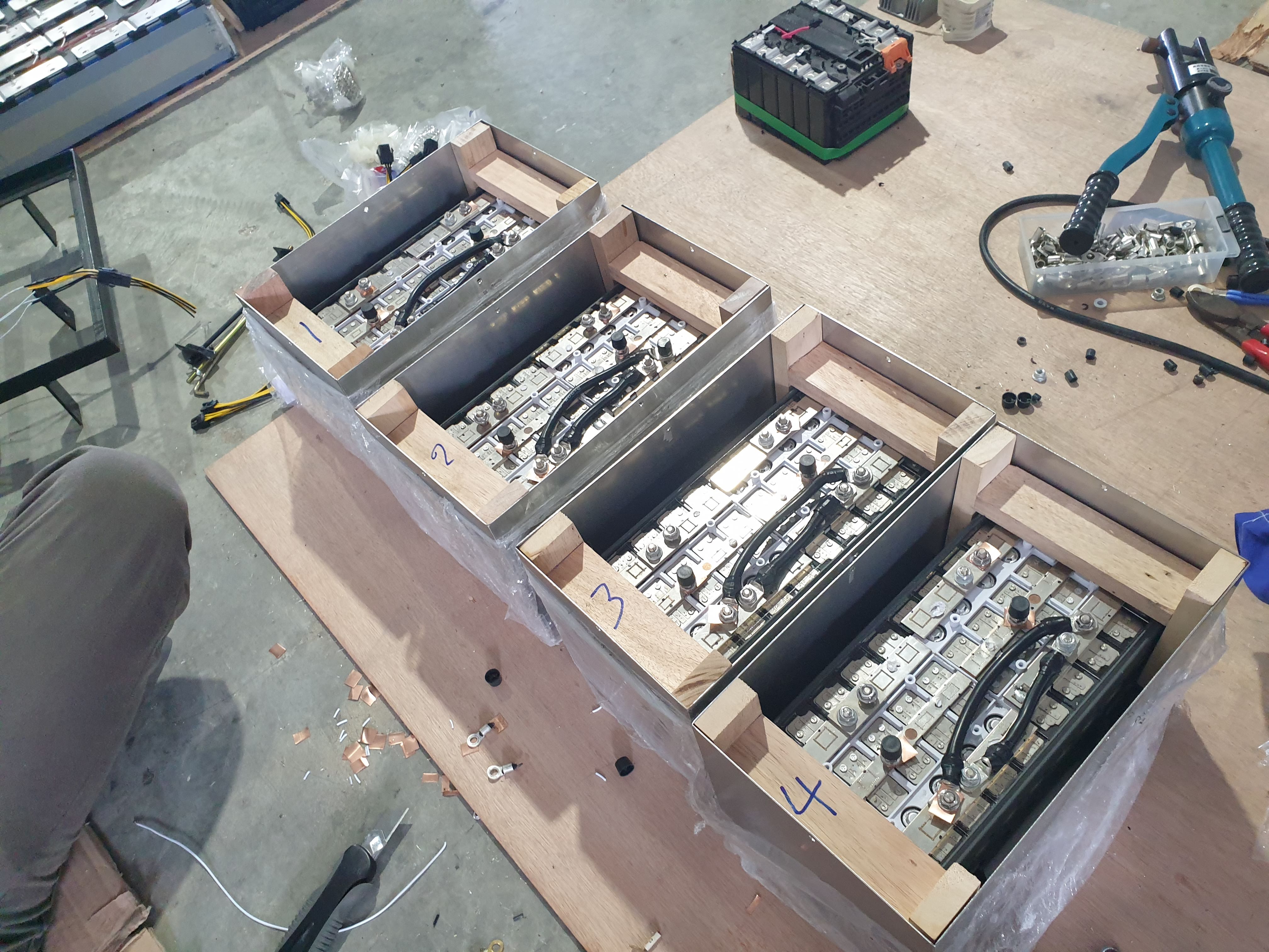 48v 100Ah ทำแยก 4 กลอ่ง แล้วมาอนุกรมกัน งานตามสั่ง ตามพื้นที่ที่ต้องการ และลักษณะการใช้งาน