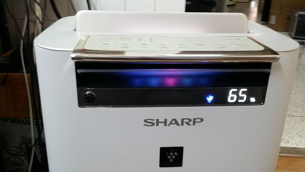 ซ่อมเครื่องฟอกอากาศ ยี่ห้อ SHARP รุ่น KC-G60TA-W อาการเซ็นเซอร์แสดงผลเป็นสีแดงตลอดเวลา