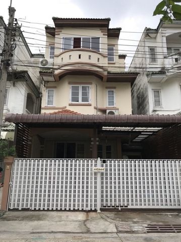 ขายหรือเช่า ทาวน์โฮม 3ชั้นครึ่ง 4 ห้องนอน ย่านดอนเมือง-สรงประภา