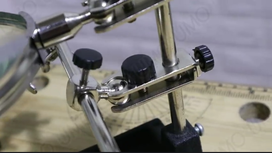 MARCH ฐานบัดกรีพร้อมแว่นขยาย