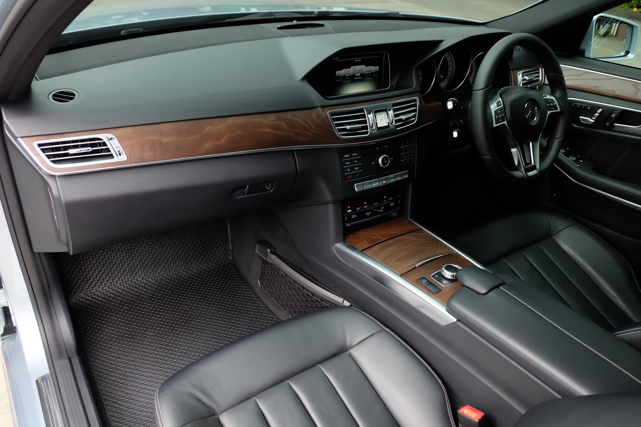 Mercedes Benz (W212) E200 CGI Facelift Edition E ปี 2017