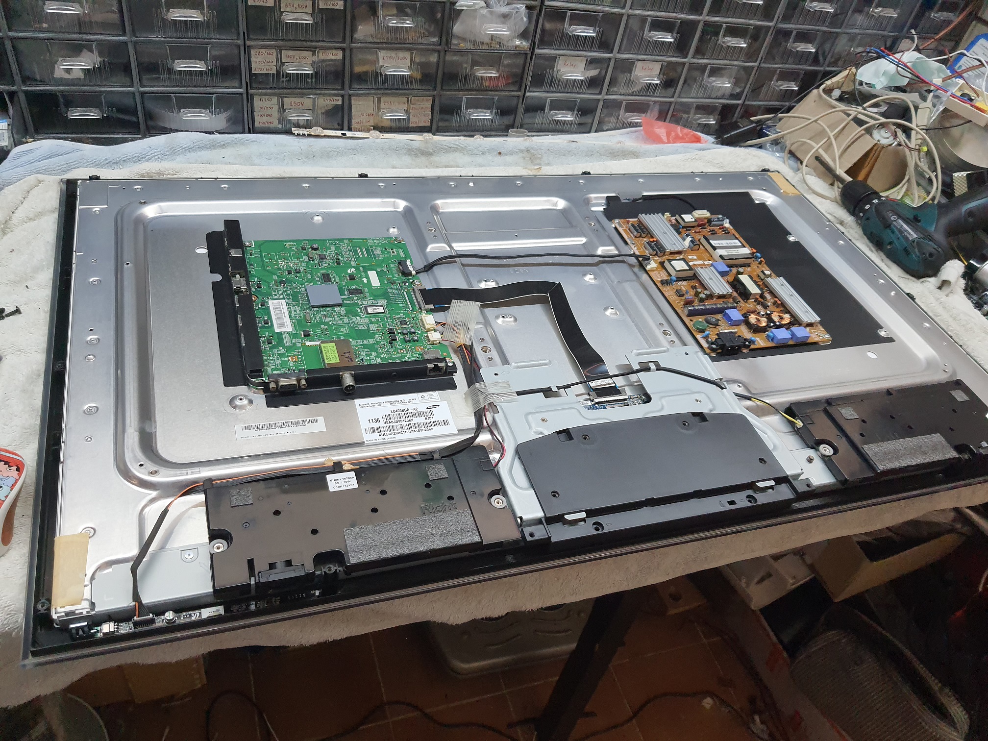 ซ่อมโทรทัศน์ LED-TV ยี่ห้อ SAMSUNG รุ่น UA40D5000PR อาการเสียงแตก