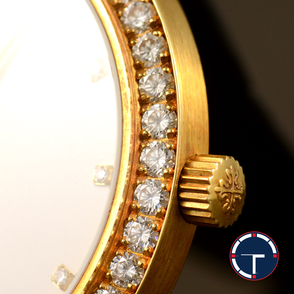Patek Philippe Calatrava Ref.5006 หน้าปัดสีขาว หลักชั่วโมงเพรชเล็กแท้ ขอบเพชรแท้ ตัวเรือนทองคำ18K สายหนังแท้ หัวเข็มขัดแท้ ไขลาน ขนาด 33.5 mm