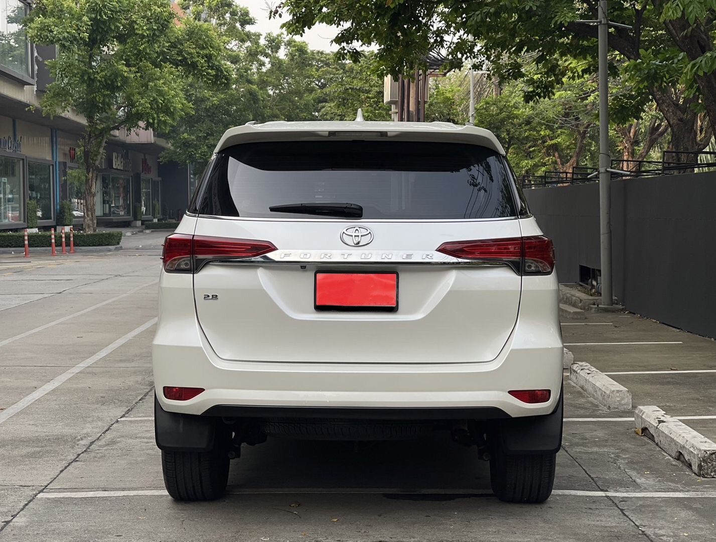 Toyota Fortuner 2.8V 2wd AT สีขาว ปี2015