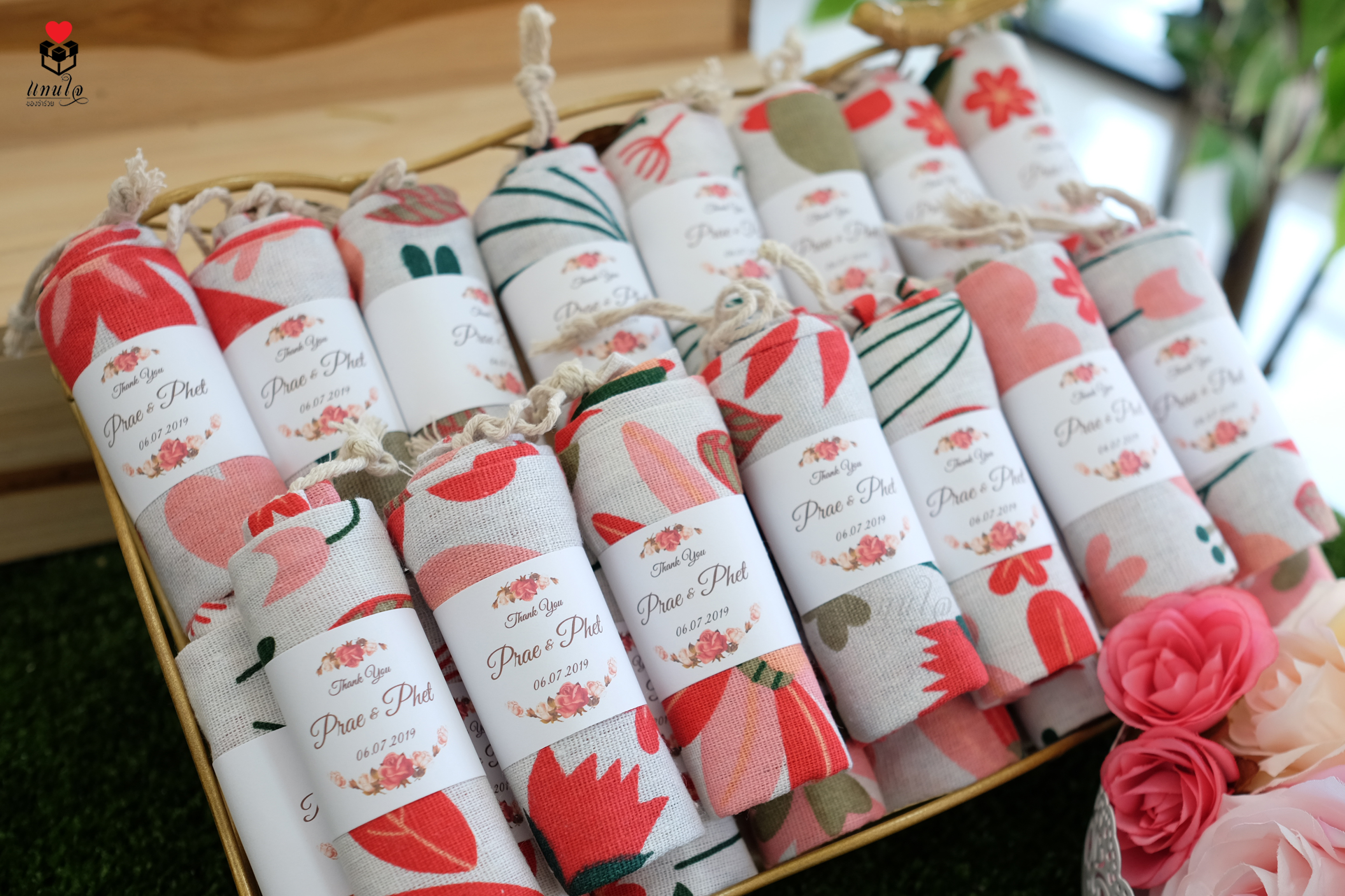 ของชำร่วยงานแต่ง ของที่ระลึก ถุงผ้า กระเป๋าผ้าพิมพ์ลายน่ารัก สดใส ขนาด 20x25cm พร้อมแพ็คแกจม้วนสายคาดป้ายชื่อ