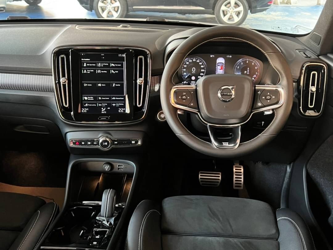 VOLVO XC40 T5 AWD R -Design ปี 2019 สีขาว