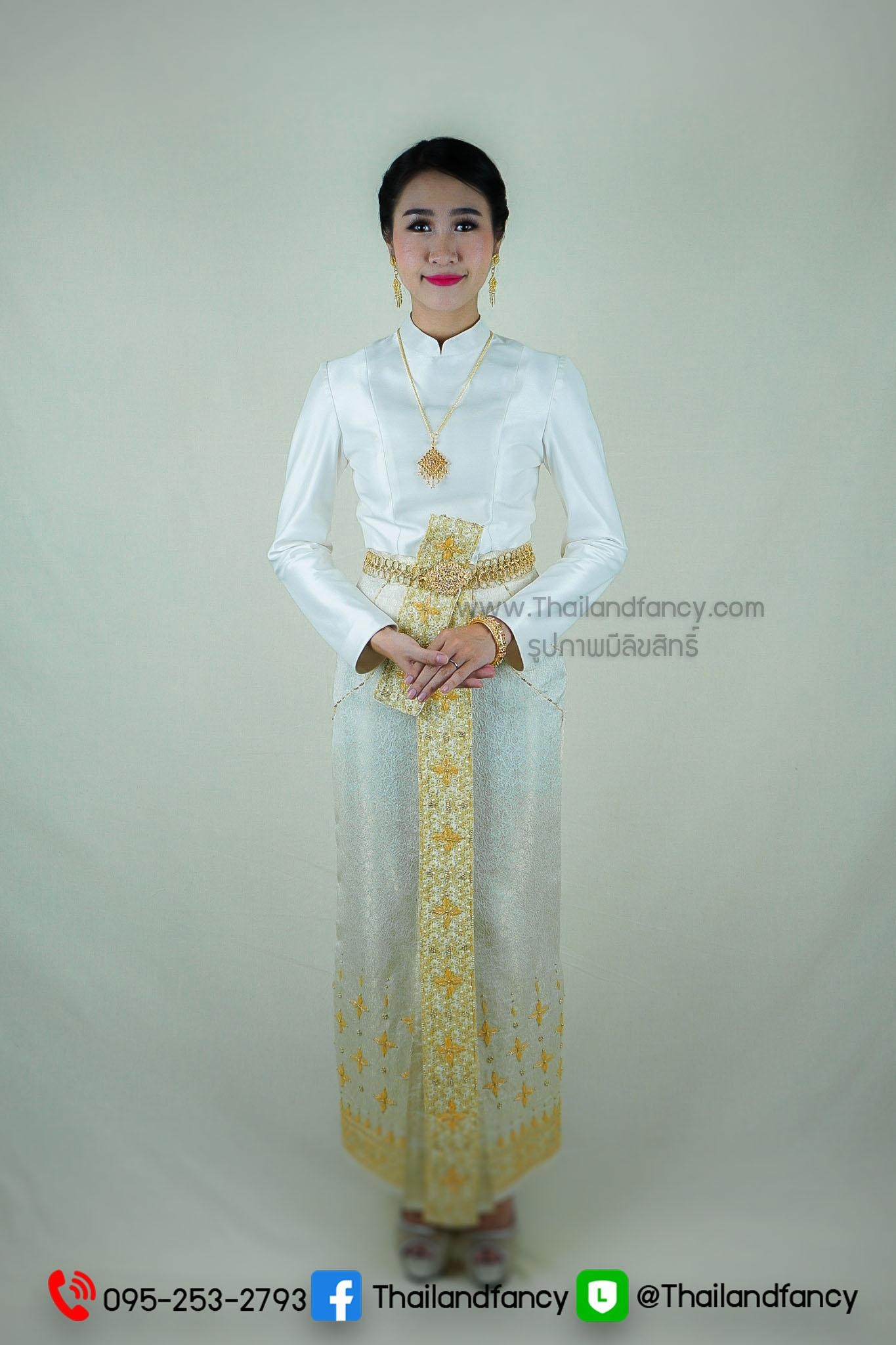 ชุดไทยอุ่นไอรัก ชุดไทยจิตรลดา ชุดไทยร่วมสมัย เช่าชุดไทยบรมพิมาน ชุดไทยพระราชนิยม ชุดไทยพระราชพิธี ชุดไทยเจ้าสาวเสื้อแขนยาวสีครีมงาช้างกับผ้าถุงปักหน้านาง