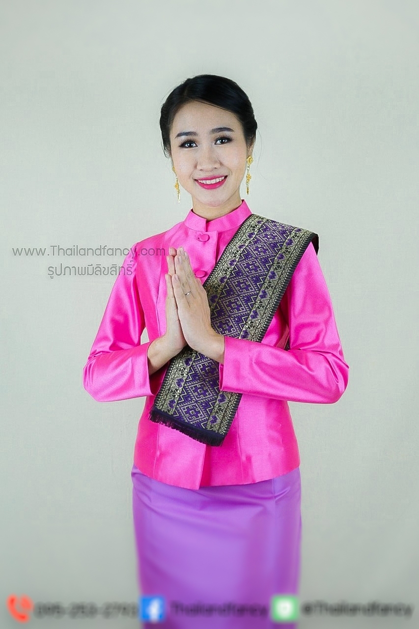 ชุดไทยอุ่นไอรัก ชุดไทยจิตรลดา ชุดไทยสายการบิน ชุดไทยประยุกต์ ชุดไทยต้อนรับ ชุดไทยแอร์โฮสเตส ชุดไทยจิตรลดาสีชมพูบานเย็น เสื้อกระดุมหน้าเข้าคู่กับผ้าถุงสีม่วงลายไทย
