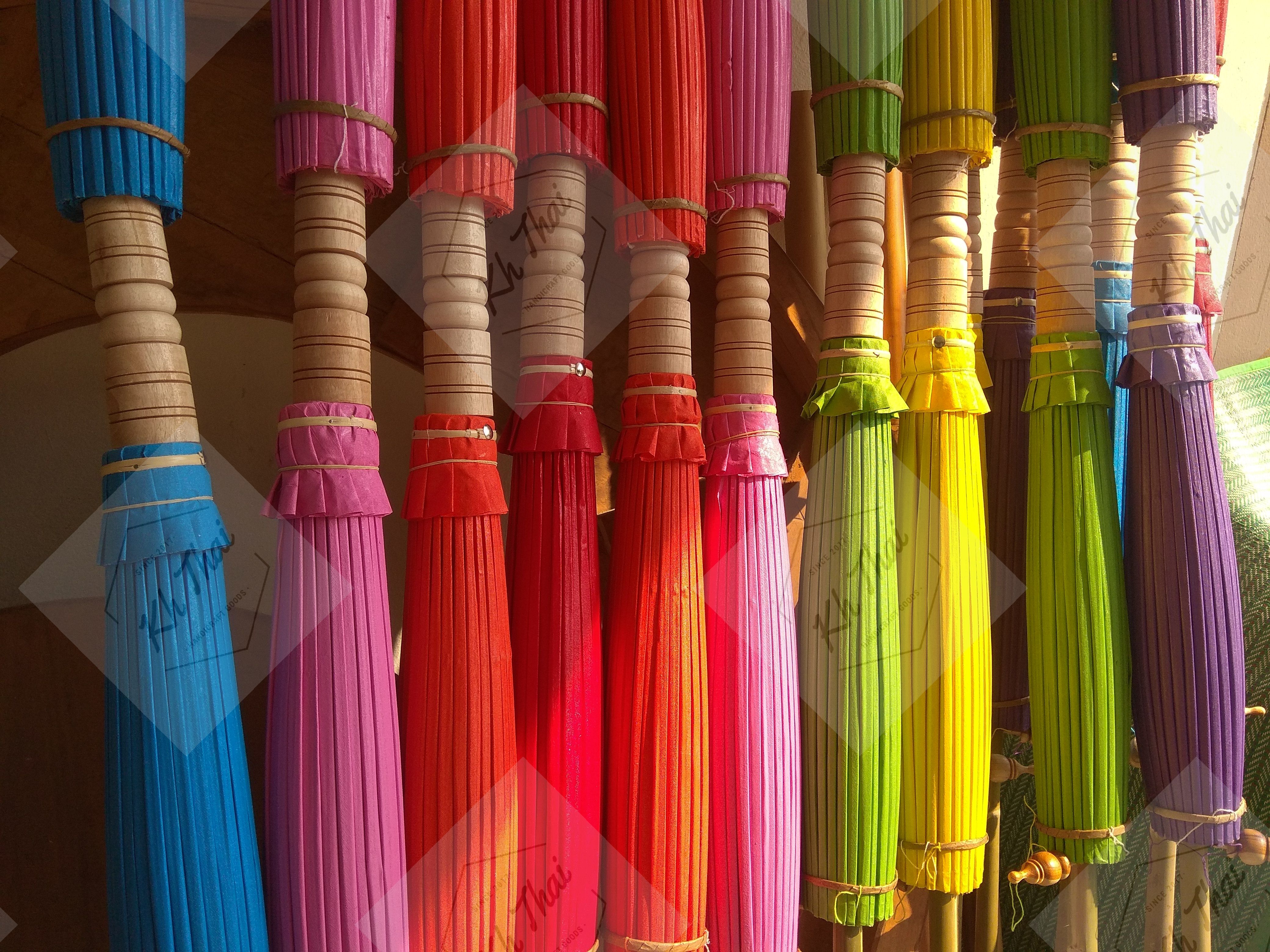 ร่มชั้นผ้าน้ำมัน สีทุกสี ขนาด 12 14 17 ตามลำดับ พร้อมขาตั้ง ใช้งานด้ทันที