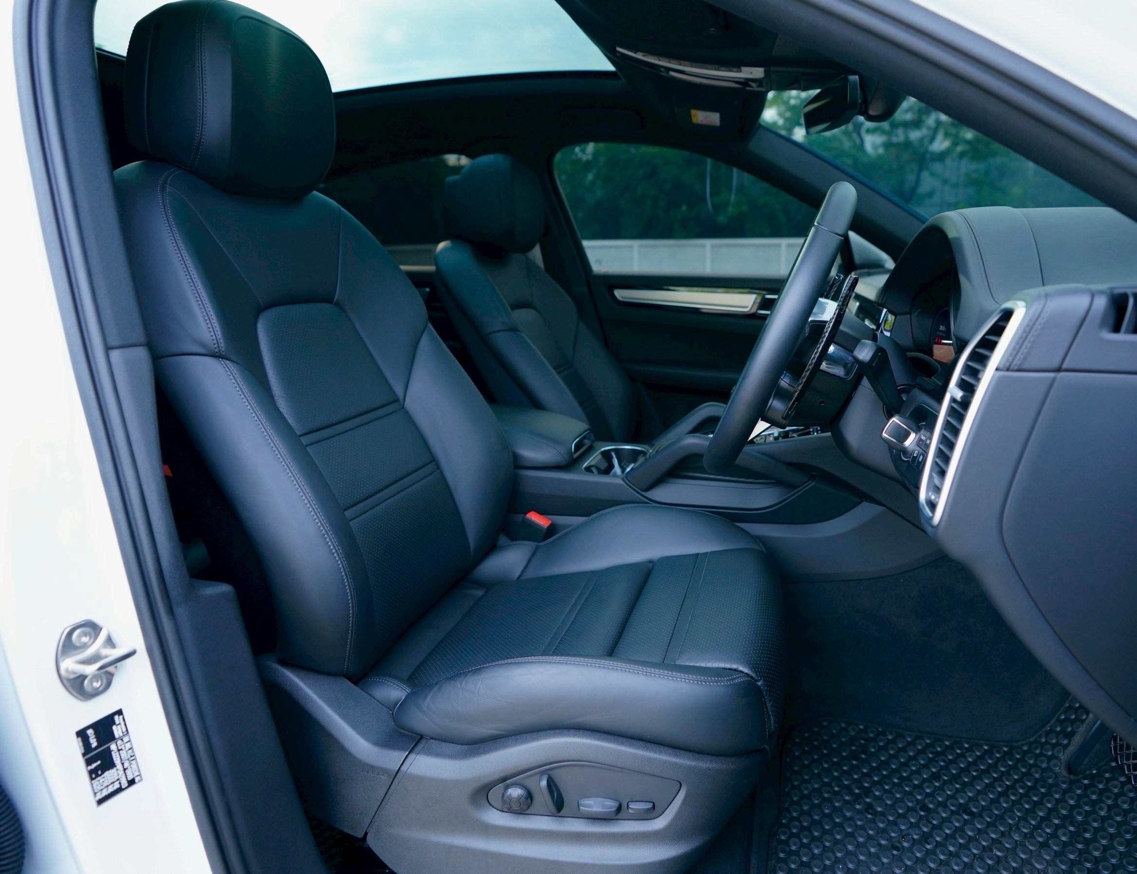 Porsche Cayenne e-hybrid coupe Platinum Edition ปี 2024