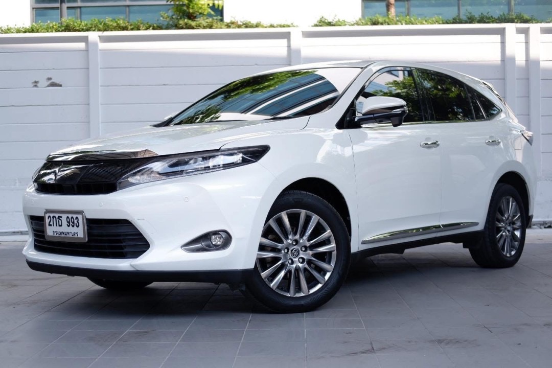 TOYOTA HARRIER สีขาวมุก ปี 2014