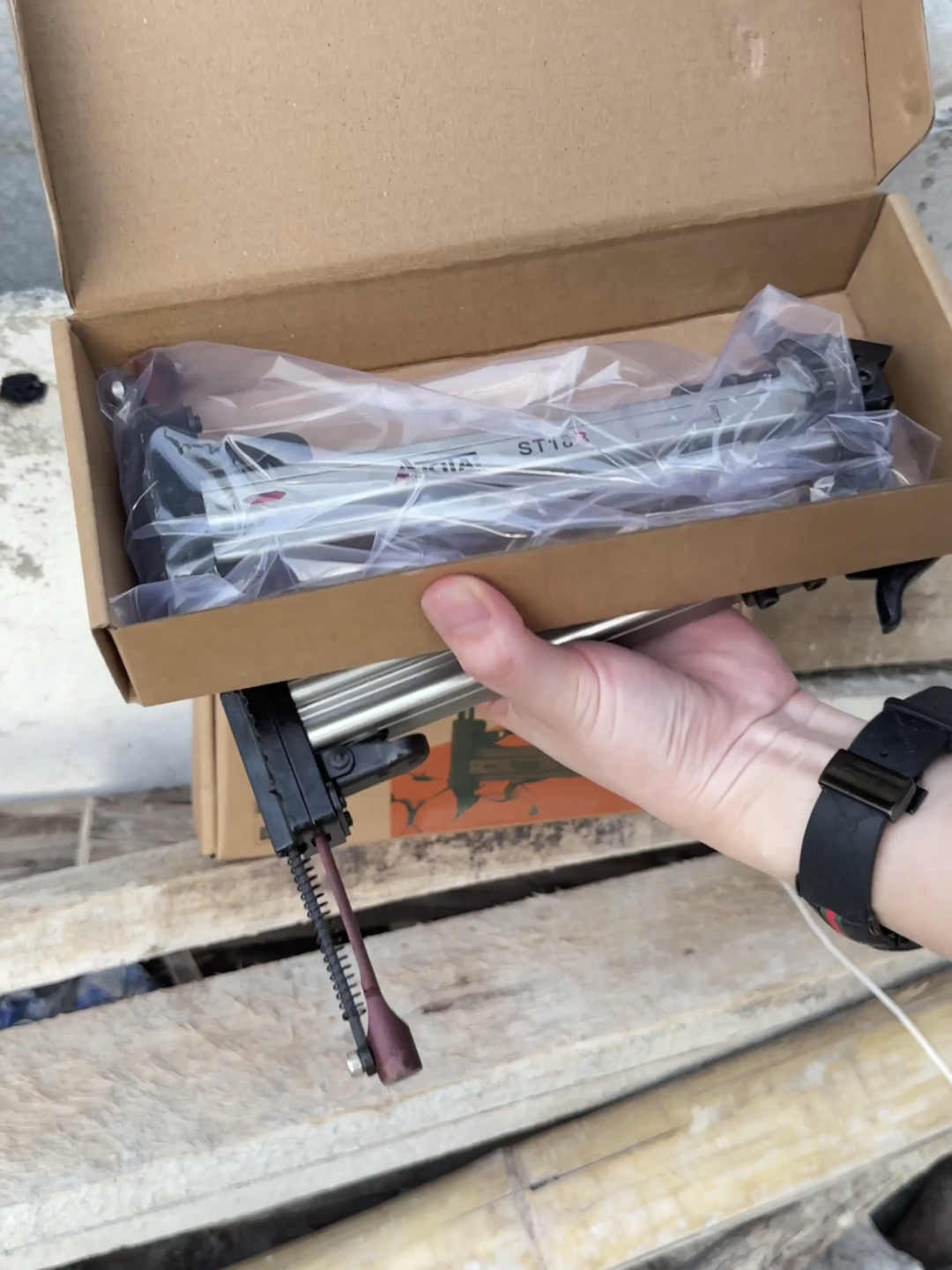 เครื่องตอกตะปูด้วยมือ กึ่งอัตโนมัติ ยี่ห้อ AKITA รุ่น ST-18B รุ่นท๊อป