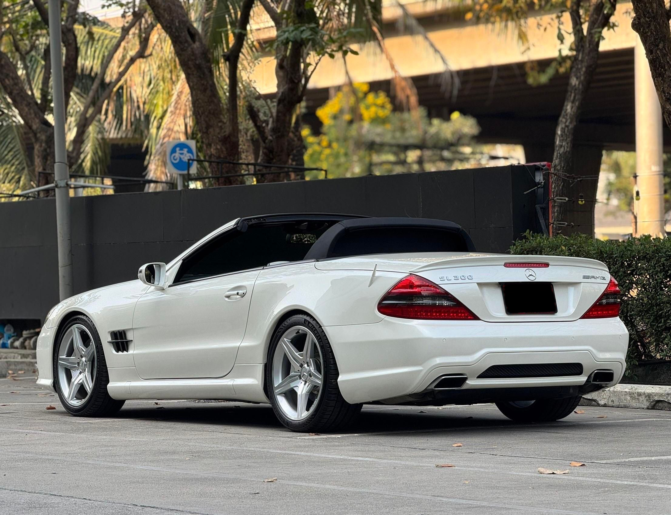 Mercedes-Benz SL300 3.0 R230 Convertible สีขาว ปี2011