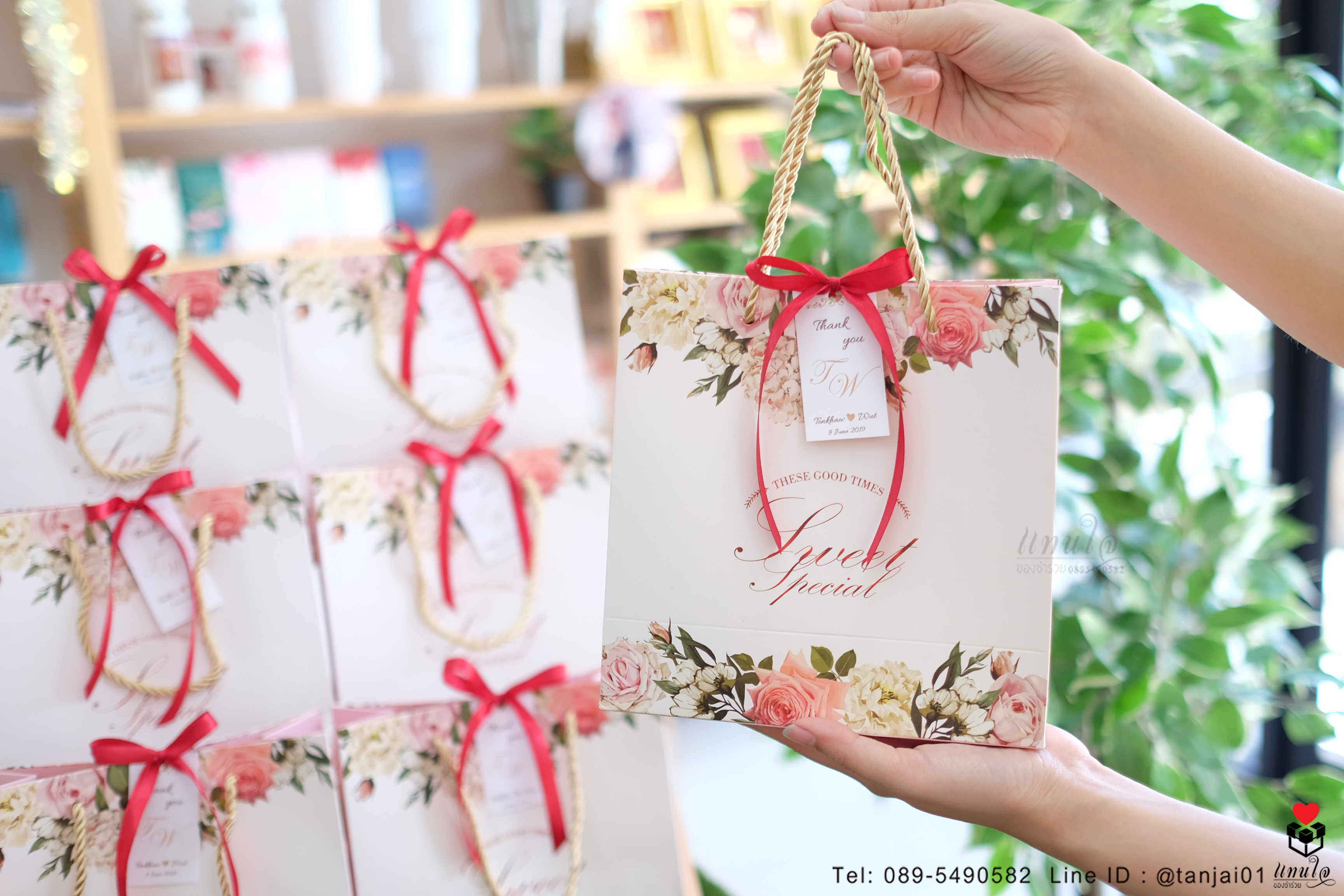 ของรับไหว้ผ้าเช็ดผมในถุงหูหิ้วผูกโบว์ พร้อมป้ายชื่อ ของรับไหว้ผู้ใหญ่ ราคาเริ่มต้น 50 บาท ของรับไหว้ผ้านาโน