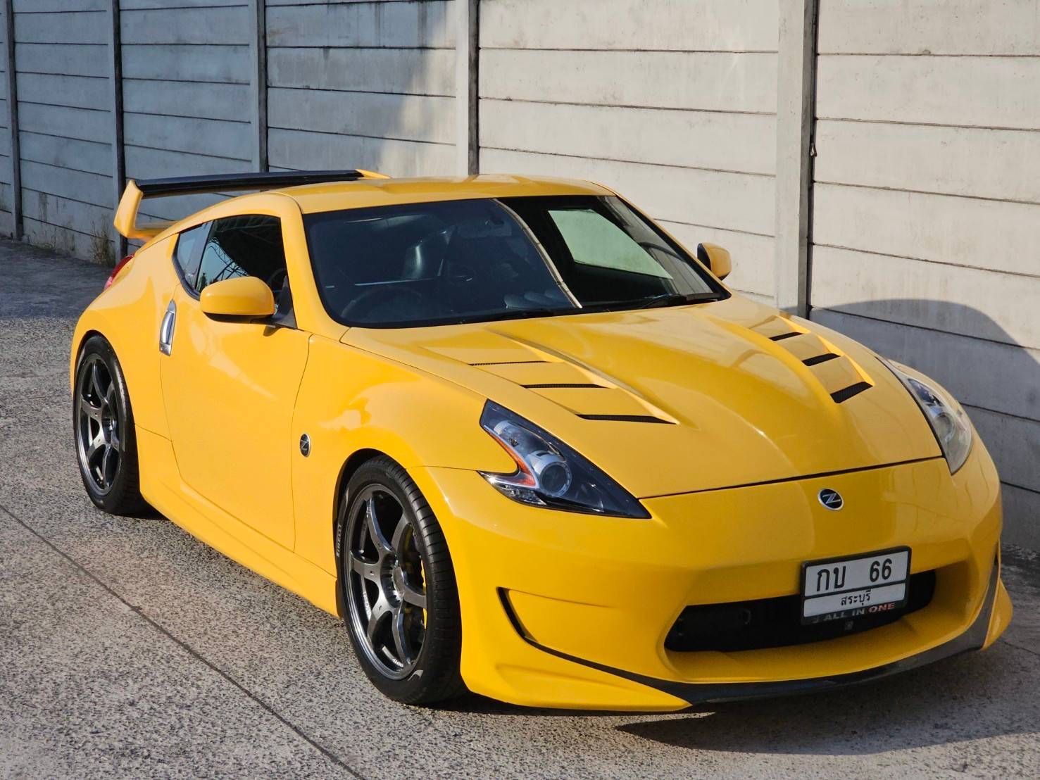 Nissan Fairlady 370Z สีพิเศษ Ultimate Yellow Pearl ปี 2011