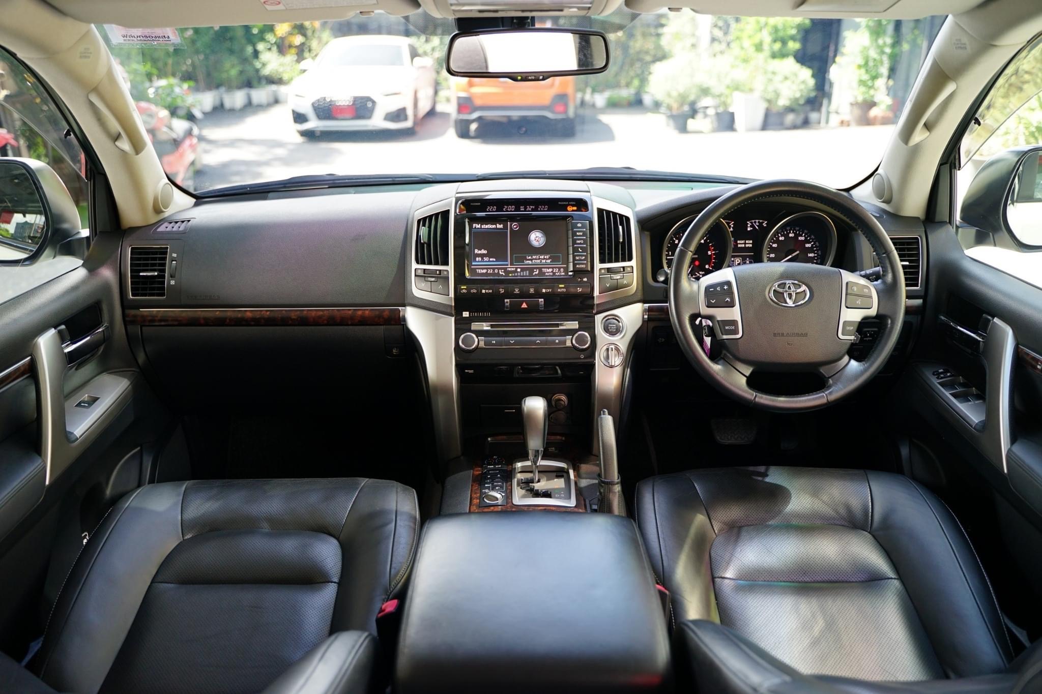 Toyota Land Cruiser 4.5 200 VX 4WD SUV ปี2012