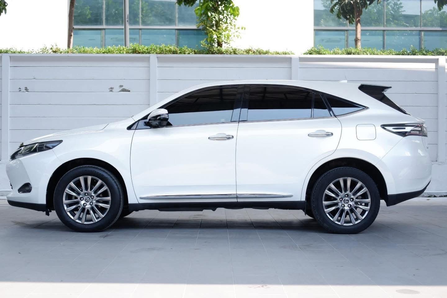 TOYOTA HARRIER สีขาวมุก ปี 2014
