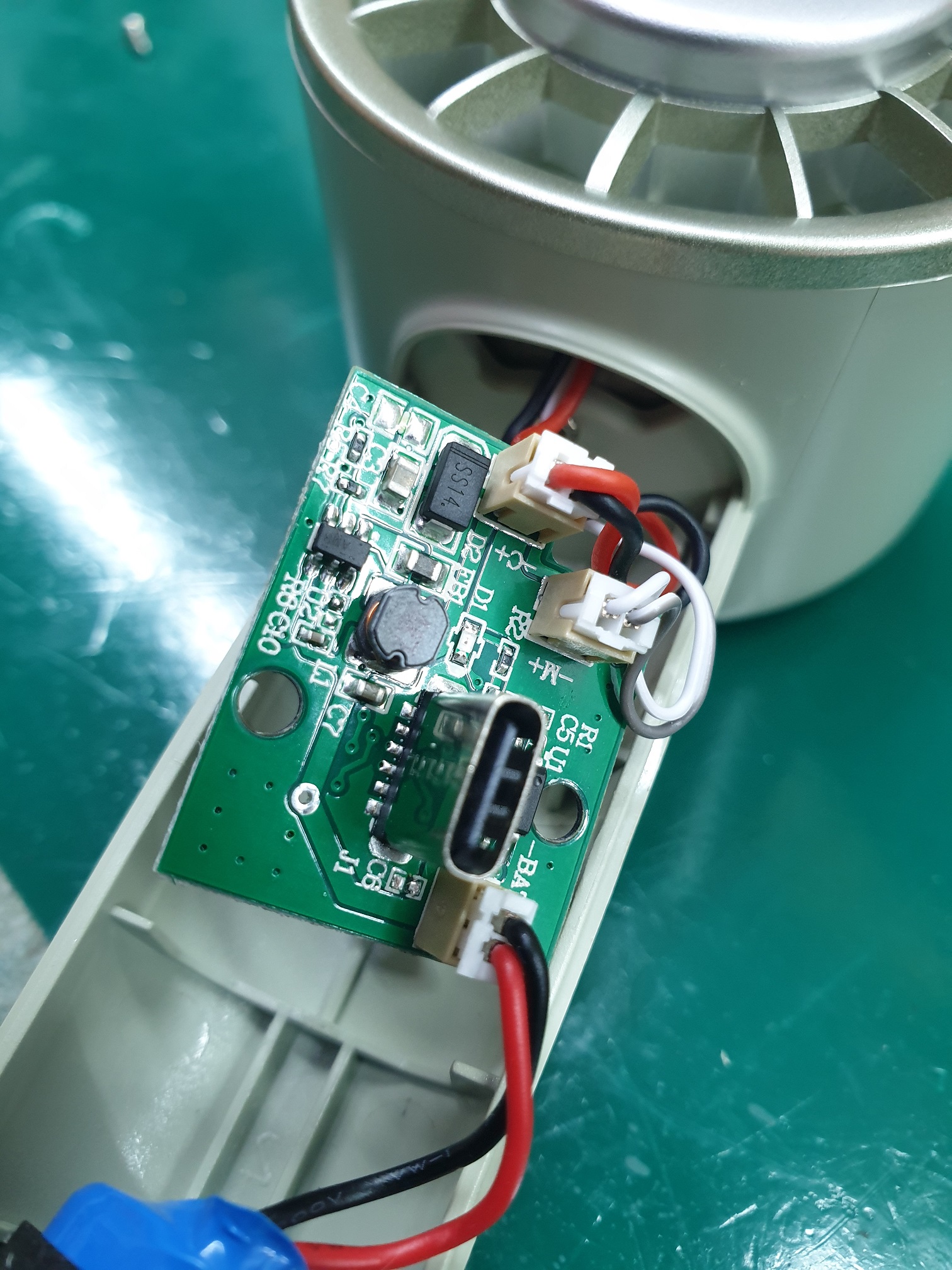 ซ่อมพัดลมมือถือแบบพกพา ยี่ห้อ STILLUSTER รุ่น ST-AF200 อาการชาร์จไฟไม่เข้า