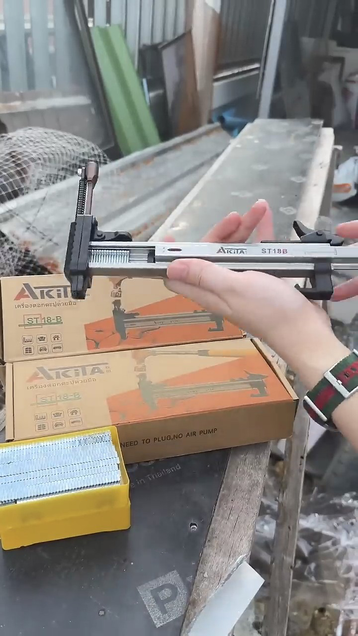 เครื่องตอกตะปูด้วยมือ กึ่งอัตโนมัติ ยี่ห้อ AKITA รุ่น ST-18B รุ่นท๊อป