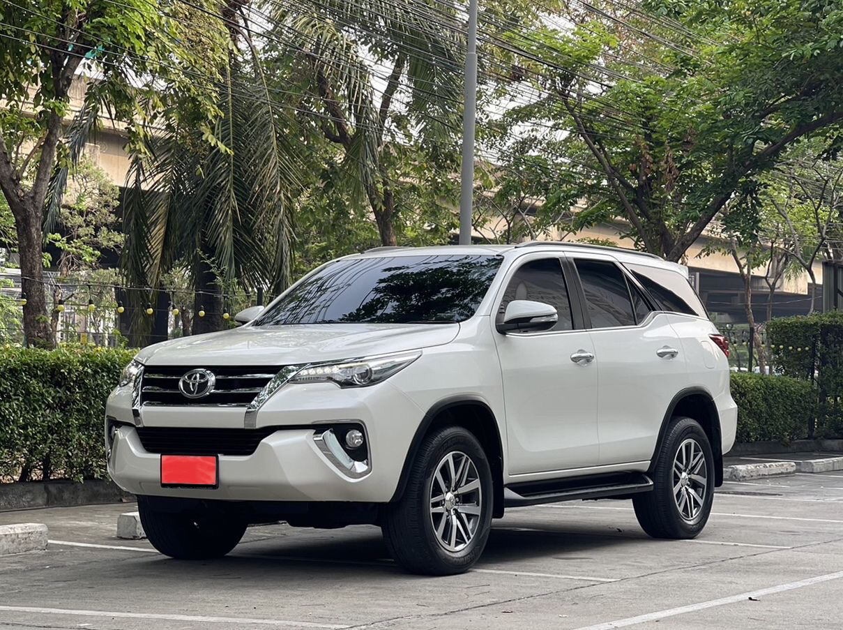 Toyota Fortuner 2.8V 2wd AT สีขาว ปี2015