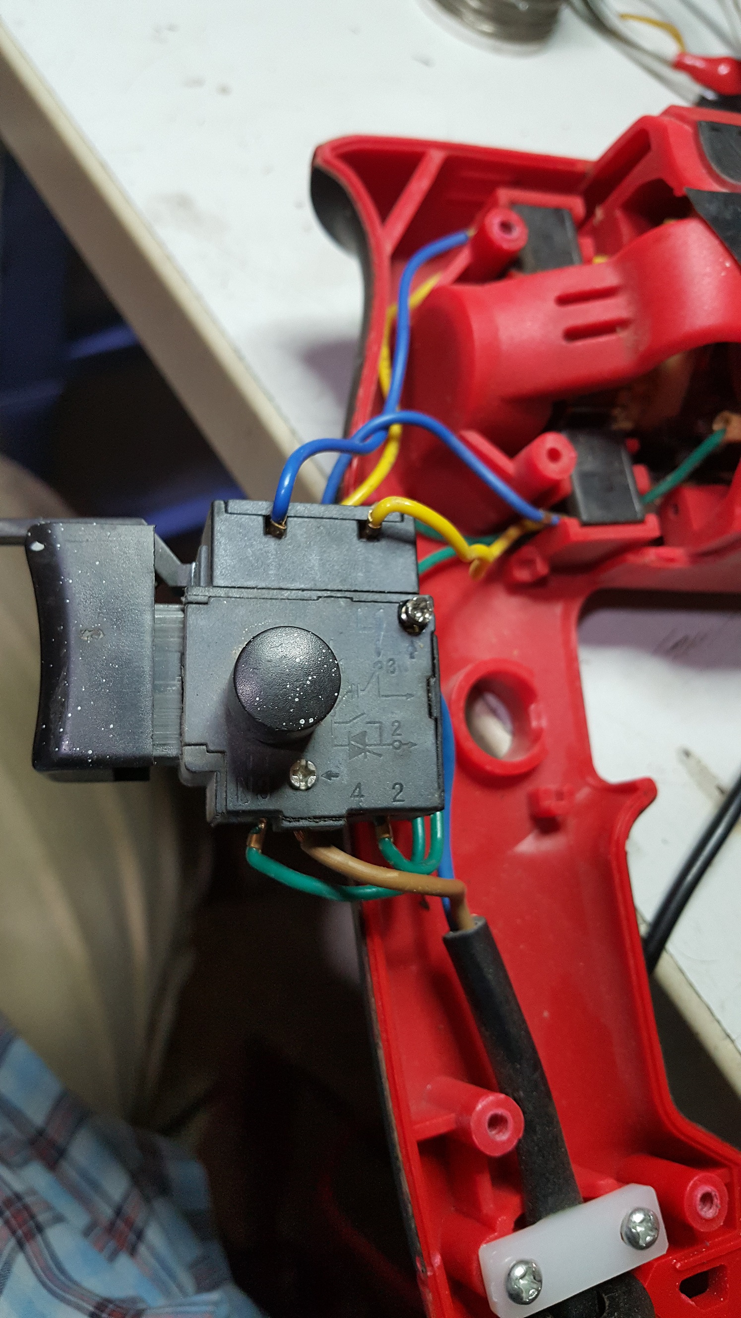 ซ่อมสว่านไฟฟ้า ยี่ห้อ MAKTEC รุ่น MT814 อาการไฟไม่เข้า