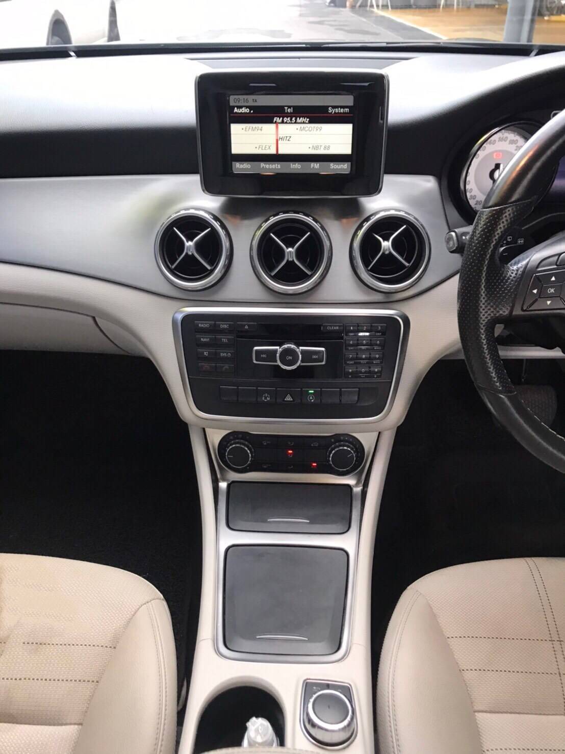 Mercedes Benz GLA200 1.6(w156)urban suv ปี 2015