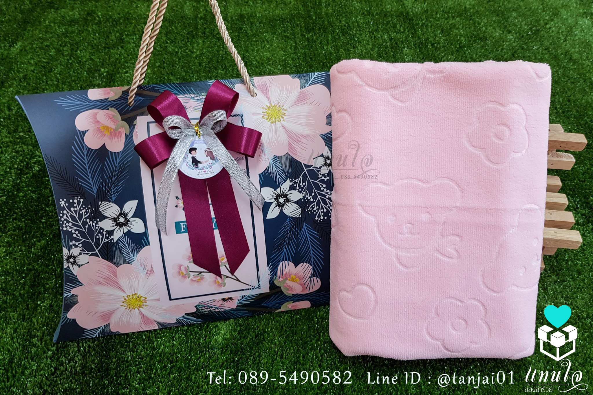 เซ็ตของรับไหว้ผู้ใหญ่ ผ้าเช็ดตัวนาโนลายหมีขนาด 70x140 cm ในกล่องหมอนหูหิ้วสีน้ำเงิน พร้อมโบว์