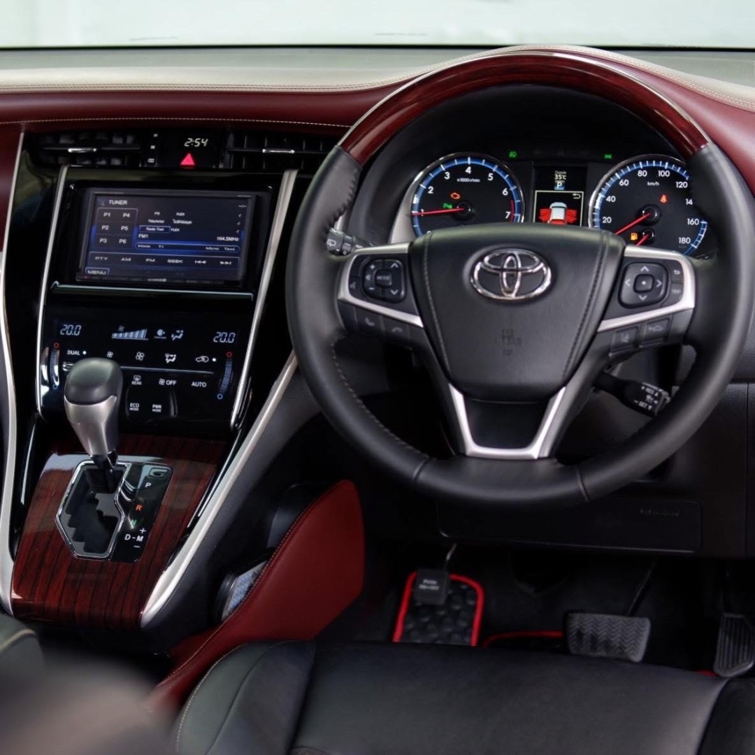 TOYOTA HARRIER สีขาวมุก ปี 2014