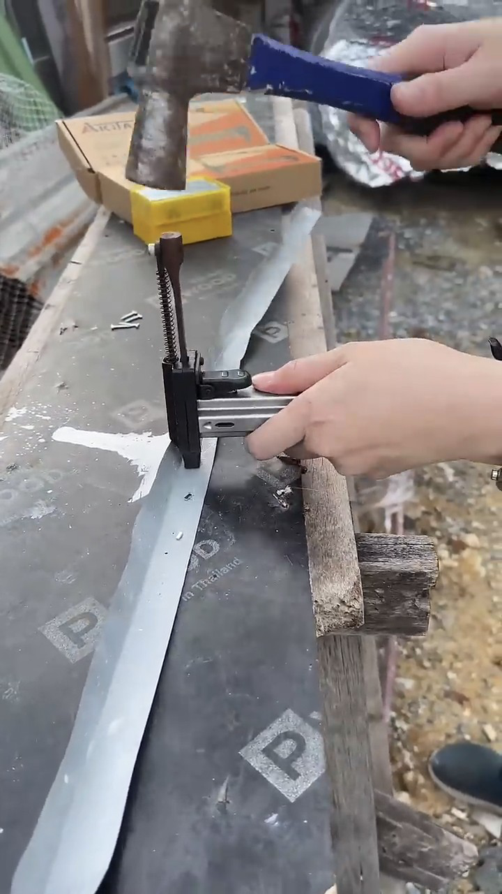 เครื่องตอกตะปูด้วยมือ กึ่งอัตโนมัติ ยี่ห้อ AKITA รุ่น ST-18B รุ่นท๊อป