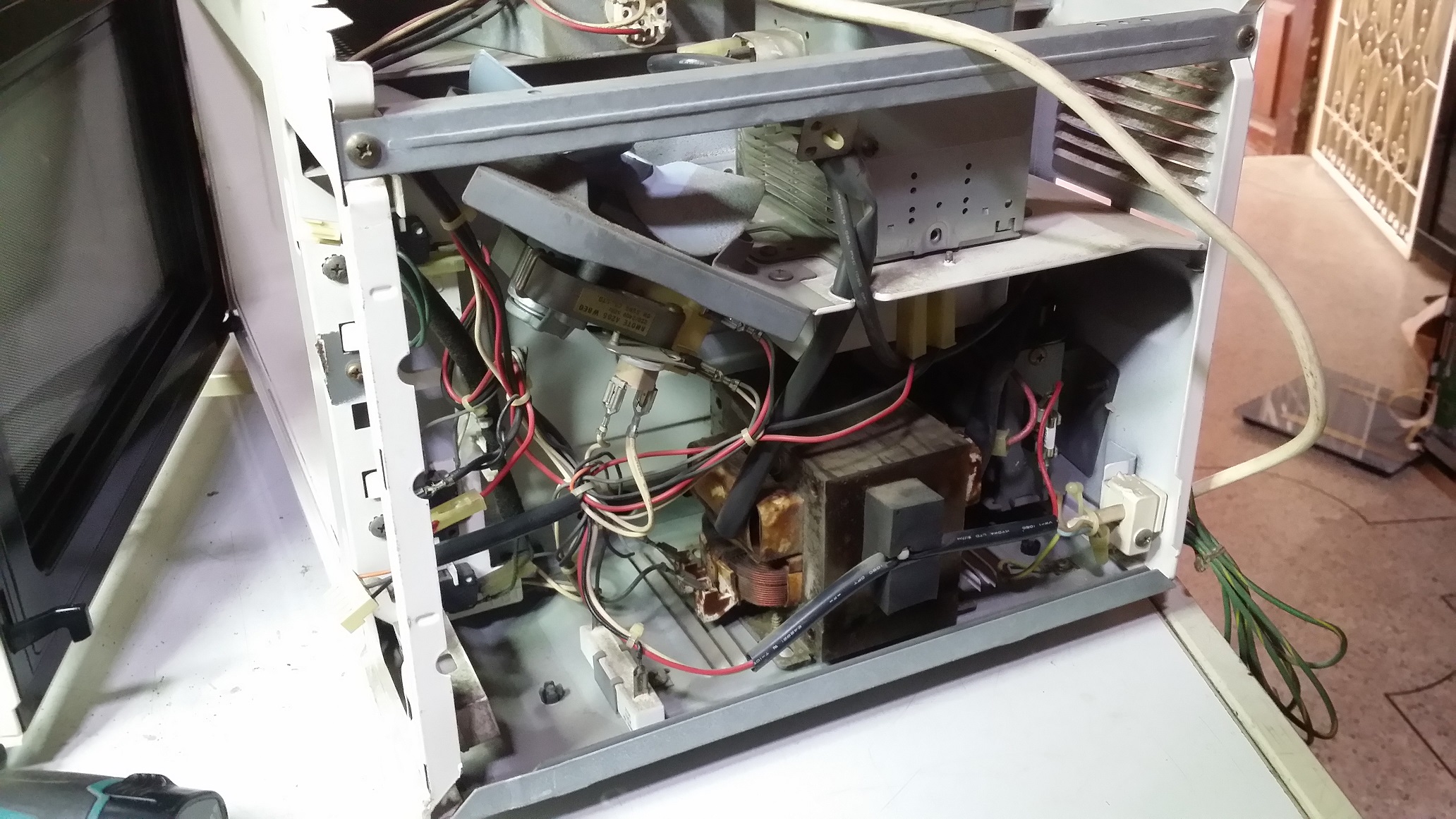 ซ่อมไมโครเวฟ ยี่ห้อ SHARP รุ่น R-3A65 อาการไฟไม่เข้าเครื่อง