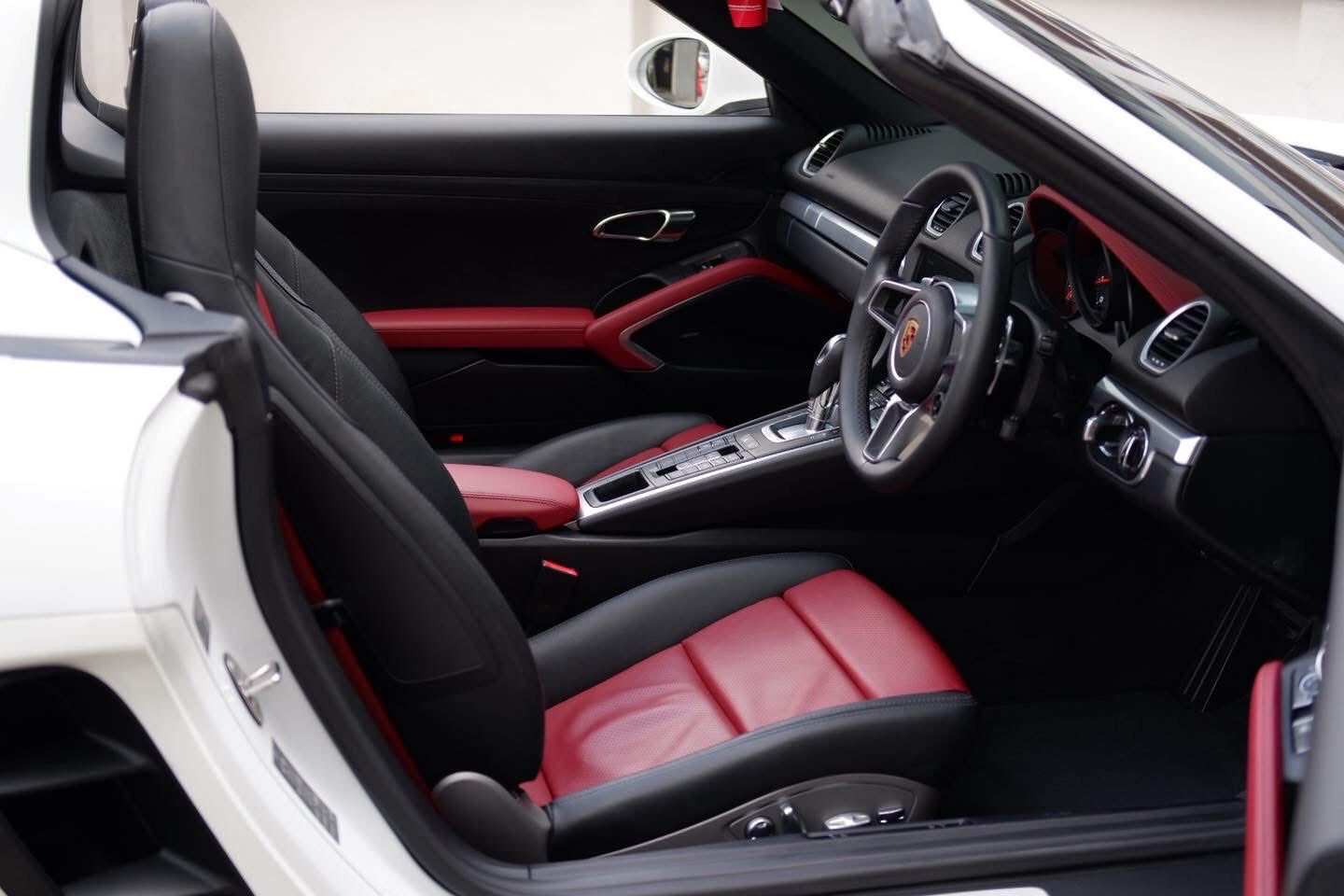 Porsche 718 Boxster Convertable ปี 2017