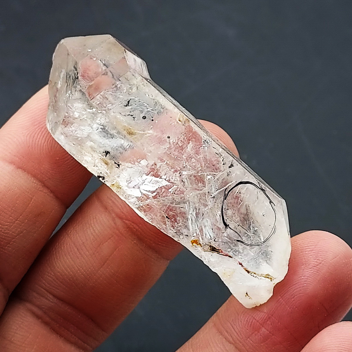 ผลึกควอตซ์มีน้ำภายใน 1 จุด Enhydro Quartz (35กรัม, 5.9x2.2x1.9ซม.)