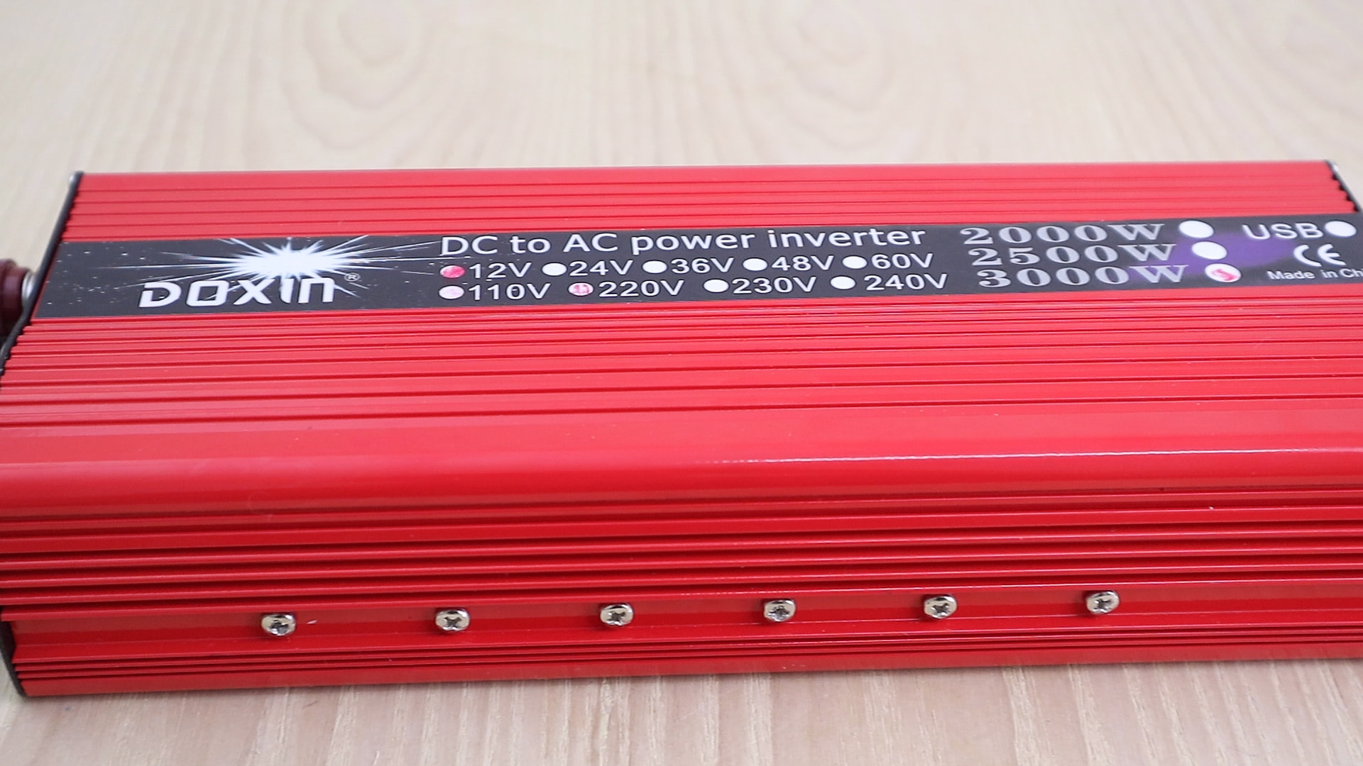 อินเวอร์เตอร์ แปลงไฟ 12V เป็น 220V ขนาด 3,000W ยี่ห้อ DOXIN® (สีแดง)
