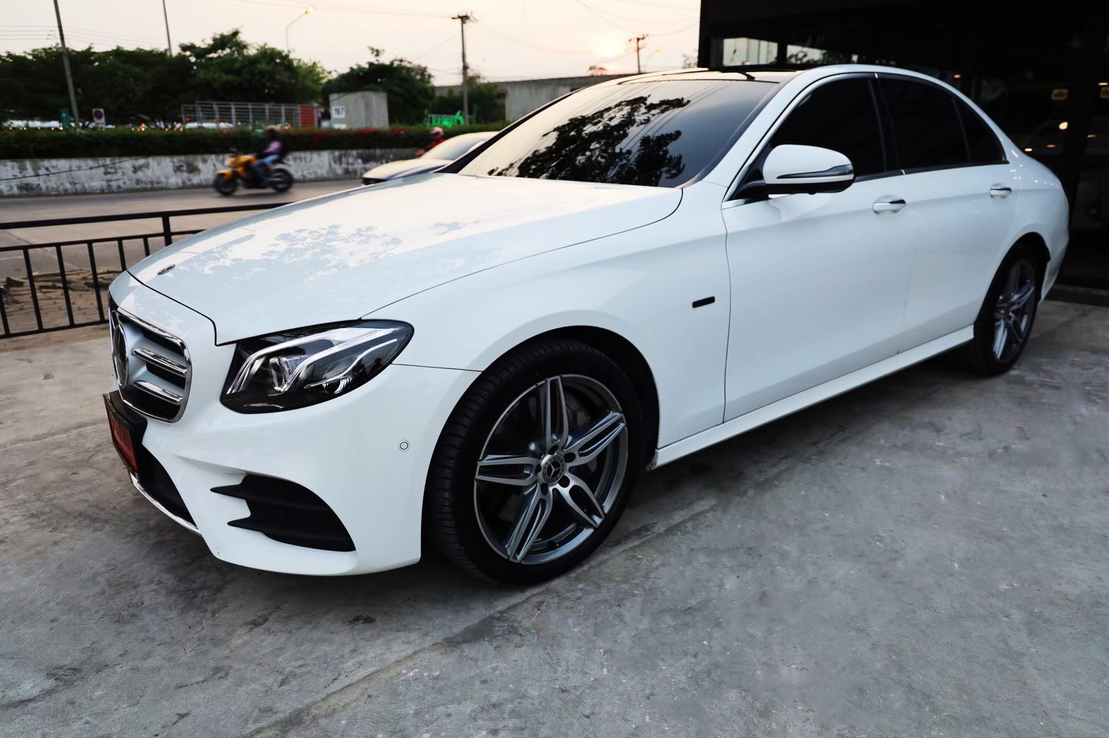 Mercedes-Benz E300e AMG Dynamic ป้ายแดง ปี 2021