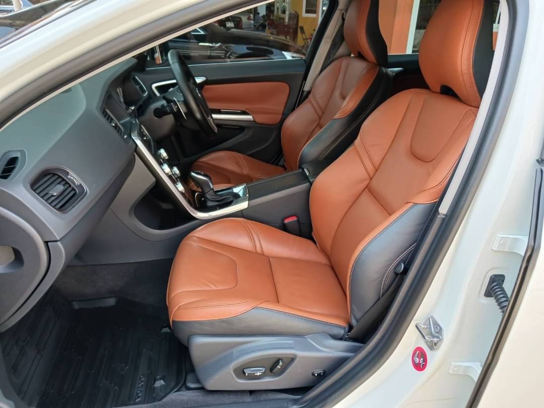 VOLVO V60 T5 ปี 2015 สีขาว