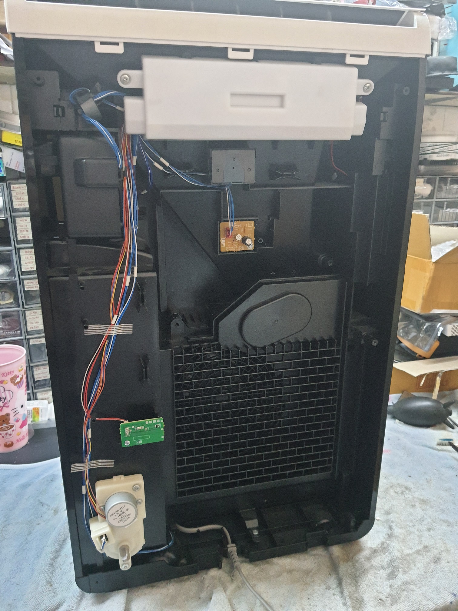 ซ่อมเครื่องฟอกอากาศ ยี่ห้อ SHARP รุ่น IZ-C75S อาการซ๊อตเนื่องจากเสียบไฟผิด